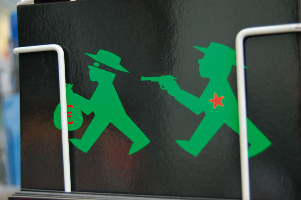 ภาพสัญลักษณ์ไฟเขียวคนข้ามถนนที่เป็นเอกลักษณ์ของเบอร์ลินตะวันออก ถูกนำมาล้อเลียนในโปสการ์ด