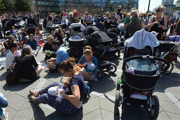 breastfeeding-protest