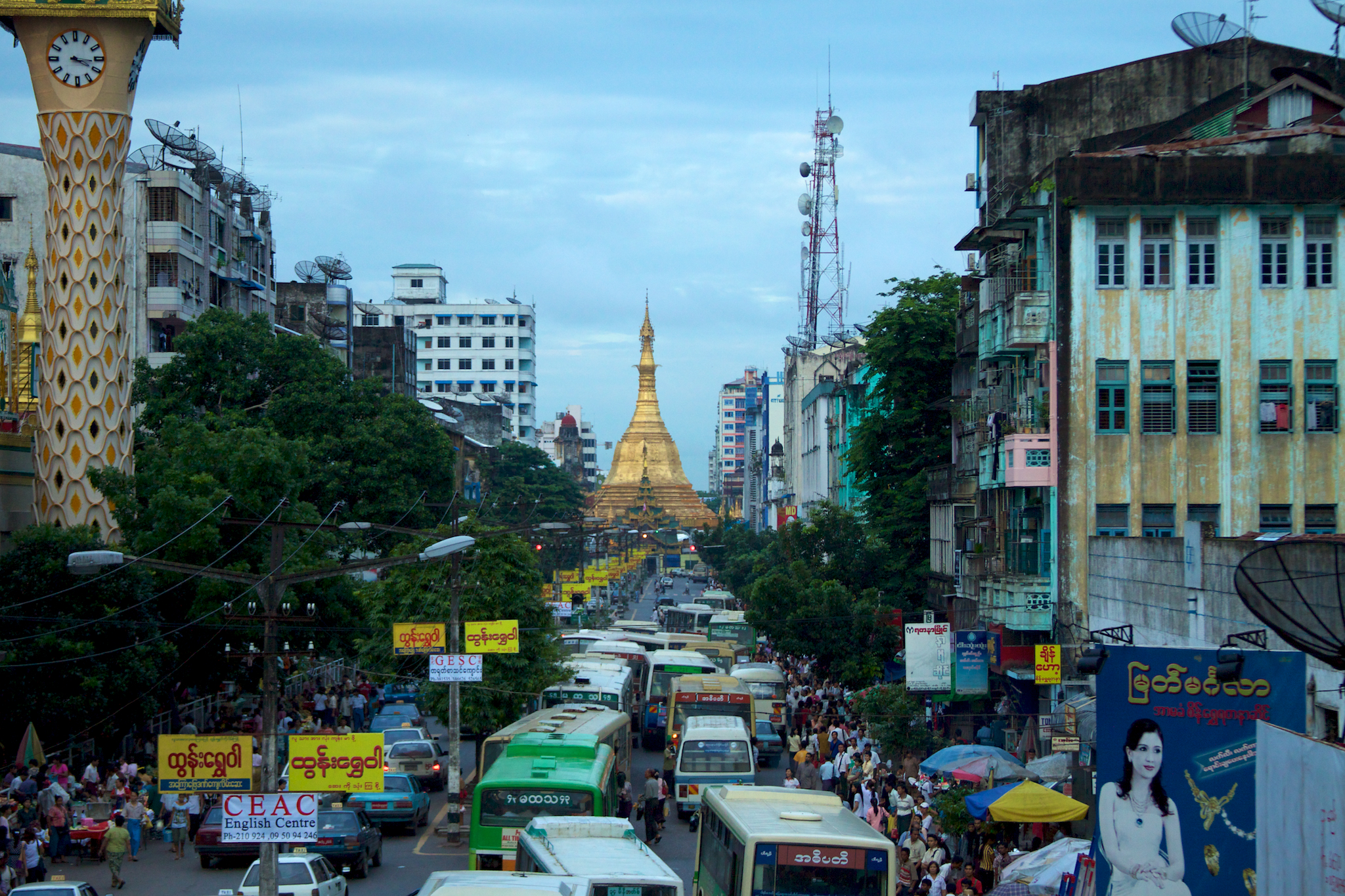It is not every city that has a large gold paya (pagoda) sprouting from its main traffic circle. Visible from much of downtown, Sule Paya is one of the several dramatic Buddhist pagoda in Yangon.