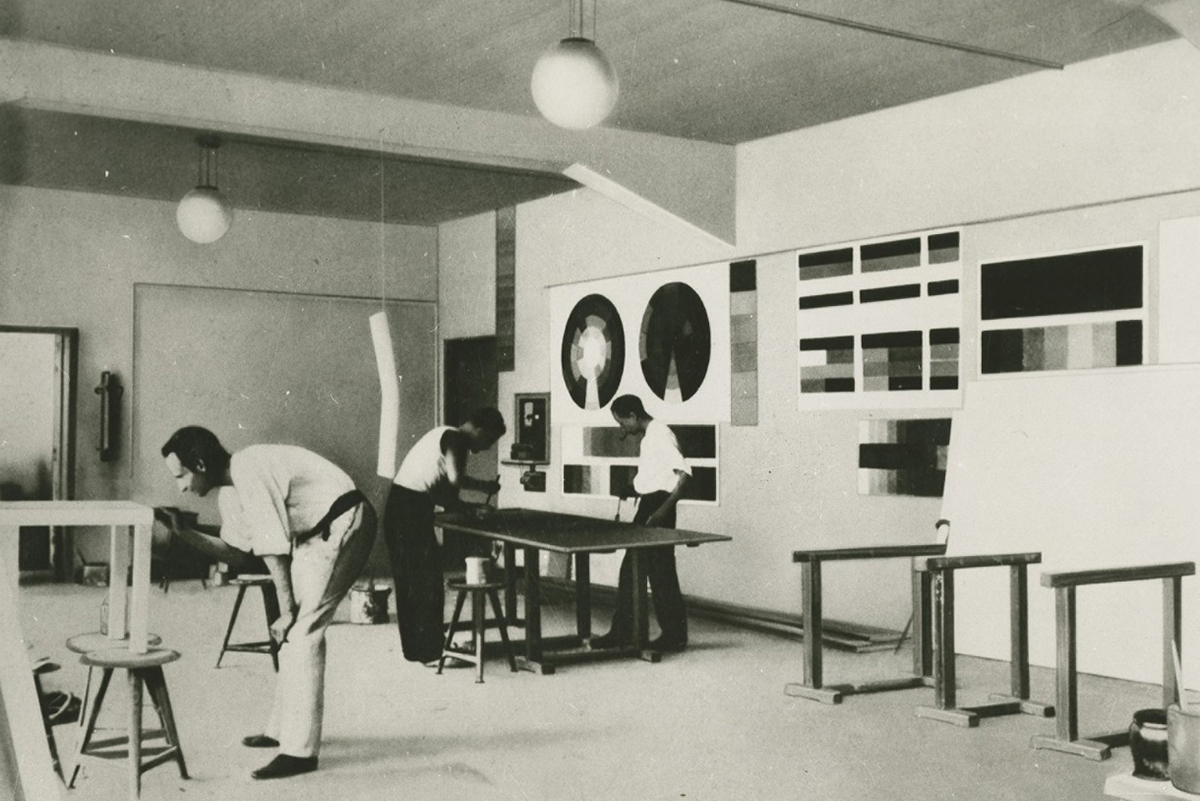 การแสดงงานบนผนังสีขาวสไตล์ Bauhaus
